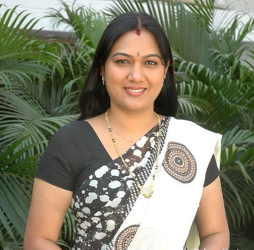 hot aunti hema,hema ysr congress party entry,jai samaikandra party  ఆ నటీమణి వైకాపాలోకి వెళ్తుందా..! 